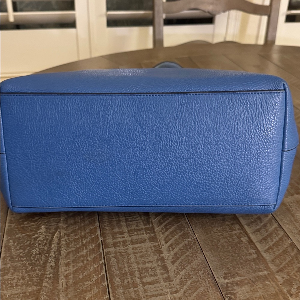 Like NWOT, Coach vintage gorgeous Taylor Tote in  blue / contrast handles . - Picture 6 of 8